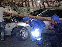 Damkarmat Banyuwangi Evakuasi Mobil Sedan Mogok di Jalan Surati Banyuwangi 