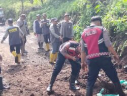 Polres Probolinggo Bersama Warga Bersihkan Material Pascabanjir Bandang di Tiris