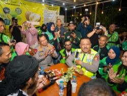 Kakorlantas Ngopi Bareng Driver Ojol Surabaya Sampaikan Pesan Kapolri