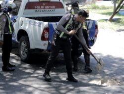 Polantas Polres Gresik Tambal Jalan Berlubang Demi Keselamatan Pengendara