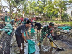Babinsa Kelurahan Sobo Sertu Didik Budi Prasetyo Ajak Warga Normalisasi Saluran Air untuk Cegah Banjir