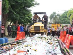 Jelang Nataru, Polresta Banyuwangi Musnahkan Ribuan Botol Miras dan Puluhan Knalpot Brong