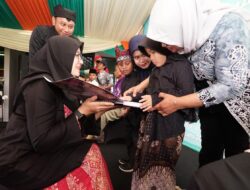 Harjaba Bersama Disabilitas, Bupati Ipuk Serahkan Bantuan Kaki Palsu hingga Al-Qur’an Braille