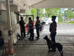 Ops Lilin Semeru Polda Jatim Libatkan Unit K9 Ditsamapta Laksanakan Patroli dan Sterilisasi Gereja