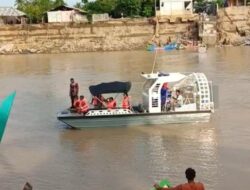 Polri Siagakan Swam Boat di Kutablang Bireuen, Bantu Mobilitas Warga Pascabencana