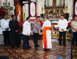 Tinjau 2 Gereja, Kapolri Pastikan Pengamanan dan Pelayanan Misa Malam Natal