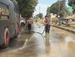 Minimalisir Debu Pasca Banjir, Polri Lakukan Pembersihan dan Penyiraman Jalan Protokol Aceh Tamiang
