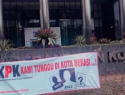 Spanduk “KPK Kami Tunggu di Kota Bekasi” Terpasang di Depan Gedung Merah Putih KPK