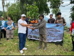 Jaga Kelestarian Lingkungan, Politisi PDI Perjuangan Tanam Ribuan Pohon di Prigen