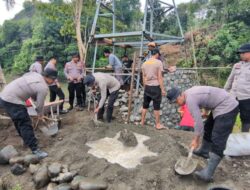 POLRI GERAK CEPAT RESPON PIDATO PRESIDEN PRABOWO, SATBRIMOBDA SULSEL BANGUN JEMBATAN GANTUNG DI SOPPENG