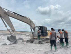 Polda Jatim Libatkan Personel Gabungan Perbaiki Tanggul Sungai di Curah Kobokan Lumajang