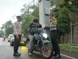 Polres Malang Bagikan Masker ke Pengendara di Perbatasan Lumajang Dampak Erupsi Semeru