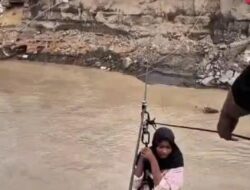 Brimob Aceh Pasang Tali Sling pada Jembatan Putus dan Geser Speed Boat untuk Mendukung Mobilitas Warga di Bireuen