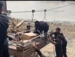 Polri Kirim Bantuan Ke Daerah Terisolir di Sumatera