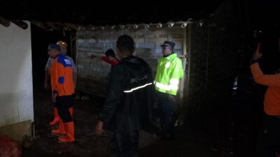 Polres Probolinggo Gerak Cepat Bantu Warga Terdampak Banjir di Tiris
