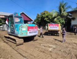 Bantuan Alat Berat Kapolri Dukung Pembersihan Lumpur Pasca Banjir di Pidie