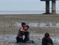 Respons Cepat Dit Polairud Polda Jatim Selamatkan Dua Anak Terjebak Lumpur di Wisata Kenjeran