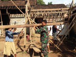 Babinsa Sraten Turut Gotong Royong Bantu Pembangunan Rumah Warga Binaan
