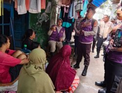 Tim Trauma Healing Polri Bersama Relawan UI Hadir Bersama Warga Pascabanjir di Cilincing