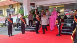 Tradisi Pedang Pora Warnai Sertijab Kapolres Pasuruan, Diiringi Hujan dan Suasana Haru