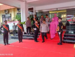 Tradisi Pedang Pora Warnai Sertijab Kapolres Pasuruan, Diiringi Hujan dan Suasana Haru
