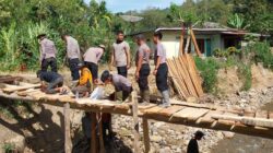 Polri Bersama Masyarakat Bangun Jembatan Darurat, Akses Tiga Kampung di Rusip Antara Kembali Terhubung