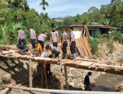 Polri Bersama Masyarakat Bangun Jembatan Darurat, Akses Tiga Kampung di Rusip Antara Kembali Terhubung