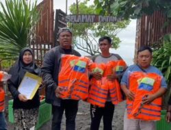 Pokmaswas Pantai Wonosari Terima Bantuan Life Jacket dari Dinas Perikanan Banyuwangi