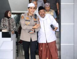 Humanis dan Penuh Takzim, Kapolresta Banyuwangi Tuntun KH. Ikrom Hasan