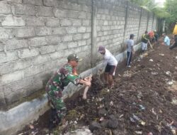 Wujudkan Lingkungan Sehat, Babinsa Koramil Rogojampi Ajak Warga Gotong Royong Bersihkan Jalan Desa