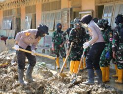 Bersihkan SD Negeri 4 Kuala Simpang, Taruna Ingin Siswa Bisa Segera Bersekolah Normal