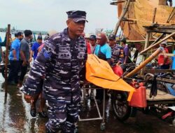 Prajurit Posal Muncar Lanal Banyuwangi Evakuasi Nelayan Meninggal Dunia di Atas KMN Umbaran