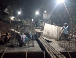 Malam Hari Tak Surutkan Semangat, TNI dan Warga Lembur Bangun Jembatan Perintis Garuda Merah Putih
