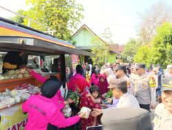 Polresta Banyuwangi Gelar Mayur Kamtibmas dengan Bagikan Sayur Segar Kepada Masyarkat