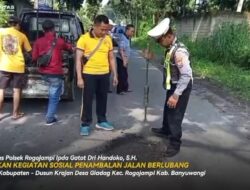 Peduli Keselamatan, Satlantas Polresta Banyuwangi Tambal Jalan Berlubang di Rogojampi