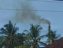Asap Hitam Pabrik Beton Dikelluhkan Warga dan Yayasan Pendidiikan di Gladag Rogojampi