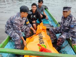 Pos TNI AL Muncar Evakuasii Nelayan Meninggal Saat Menguras Kapal di Pelabuhan Muncar, Dipastikan Akibat Sakit