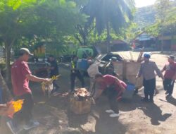 Gotong Royong Polres Trenggalek Bersihkan Area Pantai Mutiara Watulimo