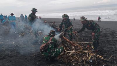 Camat Kencong Gandeng Muspika dan Lembaga Pendidikan Gelar Aksi Bersih Pantai Paseban
