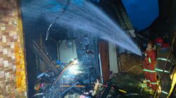 Diduga Korsleting Listrik, Rumah Semi Permanen di Licin Banyuwangi Dilalap Api