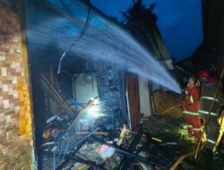 Diduga Korsleting Listrik, Rumah Semi Permanen di Licin Banyuwangi Dilalap Api