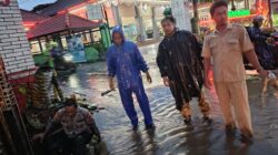 Polsek Glenmore Sigap Atur Lalu Lintas Akibat Genangan Air di Jalan Raya Jember – Banyuwangi