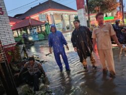 Polsek Glenmore Sigap Atur Lalu Lintas Akibat Genangan Air di Jalan Raya Jember – Banyuwangi