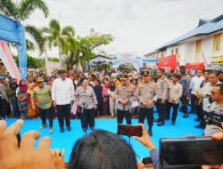 Tinjau Hunian Sementara Korban Bencana di Tapteng, Kapolri-Ketua Komisi IV Salurkan 16 Truk Bantuan Kemanusiaan