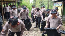 Gerakan Indonesia ASRI : Polres Magetan Gelar Korve di Jalur Pendakian Gunung Lawu