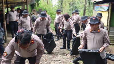 Gerakan Indonesia ASRI : Polres Magetan Gelar Korve di Jalur Pendakian Gunung Lawu