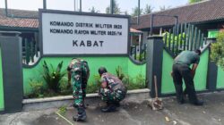 Sambut Ramadhan 1447 H, Personel Koramil 0825/14 Kabat Gelar Karya Bhakti Bersihkan Makoramil