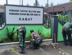 Sambut Ramadhan 1447 H, Personel Koramil 0825/14 Kabat Gelar Karya Bhakti Bersihkan Makoramil