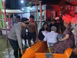 Gerak Cepat Polres Probolinggo Bantu Evakuasi Warga Terdampak Banjir