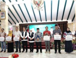 Pemprov Jatim Dan Pemkab Serahkan Bansos Rp. 7 Milyar Sekaligus Gelar Pasar Murah